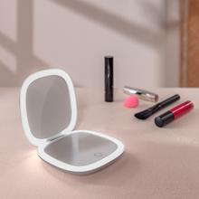 FaceCare Mini Mirror. Espejo de maquillaje doble cara con aumento 10X y espejo 1X, ambos con iluminación LED. Incorpora sensor táctil, brillo regulable y 3 temperaturas de luz (fría, cálida y natural). Funciona con batería recargable de 600 mAh y carga por USB‑C.