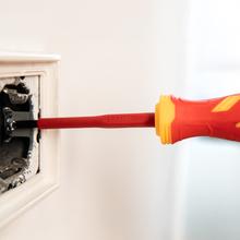 HardGyro 12 SafeVolt Magnetic Set de destornilladores VDE aislados para uso en electricidad, en estuche, con pelacables, buscapolos, magnetizador y cinta aislante.