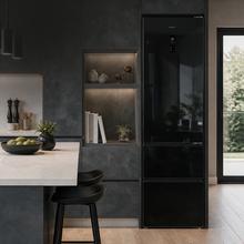 Bolero CoolMarket Combi FD 450 Elite Black Glass DRéfrigérateur-congélateur, MAX INSIDE avec VIP Tech, Cool Matrix, Fresh Flex (tiroir variable à 6 températures avec contrôle de l'humidité), Total NoFrost, compresseur Inverter Plus, Multi AirFlow, 450 L, 201×59,5×68 cm, fonctions Fast Cooling et Fast Freezing, mode Smart, Green HUB XL, écran extérieur, porte-bouteilles, clayettes en verre et classe énergétique D.