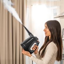Hydrosteam 1300 Rapid Max X-Treme Vaporeta de mano con calentamiento rápido y potencia de 1350W. Limpia y desinfecta para acabados perfectos. Depósito de 550 ml. 3 bares de presión y 32 g/min de caudal de vapor. Bloqueo de vapor continuo. Kit de 16 accesorios.