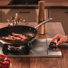 Bolero Squad GN 1200S Inox Placa de gas preparada para instalación a GAS NATURAL, acabado en acero inoxidable, parrillas individuales de hierro fundido, potencia de 3,5kW, quemador WOK triple corona, encendido eléctrico, sistema de seguridad de las válvulas, para gas natural y accesorio para la conversión de gas incluído.