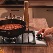 Bolero Squad GN 1200F Inox Placa de gas preparada para instalación a GAS NATURAL, acabado en acero inoxidable, parrillas individuales de hierro fundido, potencia de 3,5kW, quemador WOK triple corona, encendido eléctrico, sistema de seguridad de las válvulas, para gas natural y accesorio para la conversión de gas incluído.