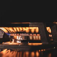 Bolero Squad GN 1200F Inox Placa de gas preparada para instalación a GAS NATURAL, acabado en acero inoxidable, parrillas individuales de hierro fundido, potencia de 3,5kW, quemador WOK triple corona, encendido eléctrico, sistema de seguridad de las válvulas, para gas natural y accesorio para la conversión de gas incluído.