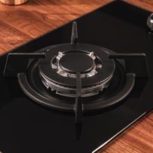 Bolero Squad GN 1200S Glass Black Placa de gas preparada para instalación a GAS NATURAL, acabado en acero inoxidable, parrilla completa de hierro fundido, potencia de 3,5kW, quemador WOK triple corona, encendido eléctrico, sistema de seguridad de las válvulas, para gas natural y accesorio para la conversión de gas incluído.