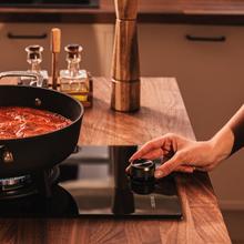 Bolero Squad GN 1200S Glass Black Placa de gas preparada para instalación a GAS NATURAL, acabado en acero inoxidable, parrilla completa de hierro fundido, potencia de 3,5kW, quemador WOK triple corona, encendido eléctrico, sistema de seguridad de las válvulas, para gas natural y accesorio para la conversión de gas incluído.