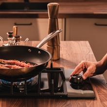 Bolero Squad GN 1200F Glass Black Placa de gas preparada para instalación a GAS NATURAL, acabado en cristal negro, parrilla completa de hierro fundido, potencia de 3,5kW, quemador WOK triple corona, encendido eléctrico, sistema de seguridad de las válvulas, para gas natural y accesorio para la conversión de gas incluído.