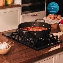 Bolero Squad GN 1200F Glass BlackPlaque de cuisson gaz prête à être raccordée au GAZ NATUREL, finition en verre noir, grille en fonte, puissance de 3,5 kW, brûleur WOK à triple anneau, allumage électronique, système de sécurité des vannes, pour gaz naturel et kit de conversion au gaz inclus.