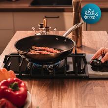 Bolero Squad GN 1200F Glass BlackPlaque de cuisson gaz prête à être raccordée au GAZ NATUREL, finition en verre noir, grille en fonte, puissance de 3,5 kW, brûleur WOK à triple anneau, allumage électronique, système de sécurité des vannes, pour gaz naturel et kit de conversion au gaz inclus.