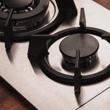 Bolero Squad GN 2200S Inox Placa de gas preparada para instalación a GAS NATURAL DE 2 FUEGOS, acabado en cristal negro, parrilla completa de hierro fundido, potencia de 5,25kW, quemador WOK triple corona, encendido eléctrico, sistema de seguridad de las válvulas, para gas natural y accesorio para la conversión de gas incluído.