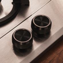 Bolero Squad GN 2200S Inox Placa de gas preparada para instalación a GAS NATURAL DE 2 FUEGOS, acabado en cristal negro, parrilla completa de hierro fundido, potencia de 5,25kW, quemador WOK triple corona, encendido eléctrico, sistema de seguridad de las válvulas, para gas natural y accesorio para la conversión de gas incluído.