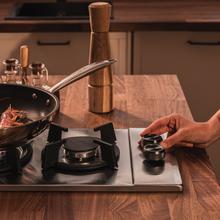 Bolero Squad GN 2200S Inox Placa de gas preparada para instalación a GAS NATURAL DE 2 FUEGOS, acabado en cristal negro, parrilla completa de hierro fundido, potencia de 5,25kW, quemador WOK triple corona, encendido eléctrico, sistema de seguridad de las válvulas, para gas natural y accesorio para la conversión de gas incluído.