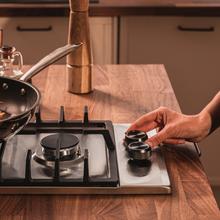 Bolero Squad GN 2200F Inox Placa de gas preparada para instalación a GAS NATURAL DE 2 FUEGOS, acabado en acero inoxidable, parrillas individuales de hierro fundido, potencia de 5,25kW, quemador WOK triple corona, encendido eléctrico, sistema de seguridad de las válvulas, para gas natural y accesorio para la conversión de gas incluído.