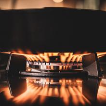 Bolero Squad GN 2200S Glass Black Placa de gas preparada para instalación a GAS NATURAL DE 2 FUEGOS, acabado en acero inoxidable, parrilla completa de hierro fundido, potencia de 5,25kW, quemador WOK triple corona, encendido eléctrico, sistema de seguridad de las válvulas, para gas natural y accesorio para la conversión de gas incluído.