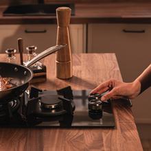 Bolero Squad GN 2200S Glass Black Placa de gas preparada para instalación a GAS NATURAL DE 2 FUEGOS, acabado en acero inoxidable, parrilla completa de hierro fundido, potencia de 5,25kW, quemador WOK triple corona, encendido eléctrico, sistema de seguridad de las válvulas, para gas natural y accesorio para la conversión de gas incluído.