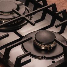 Bolero Squad GN 2200F Glass Black Placa de gas preparada para instalación a GAS NATURAL DE 2 FUEGOS, acabado en cristal negro, parrillas individuales de hierro fundido, potencia de 5,25kW, quemador WOK triple corona, encendido eléctrico, sistema de seguridad de las válvulas, para gas natural y accesorio para la conversión de gas incluído.