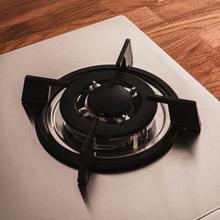 Bolero Squad GN 3200S Inox Placa de gas preparada para instalación a GAS NATURAL DE 3 FUEGOS, acabado en acero inoxidable, parrillas individuales de hierro fundido, potencia de 6,25kW, quemador WOK triple corona, encendido eléctrico, sistema de seguridad de las válvulas, para gas natural y accesorio para la conversión de gas incluído.