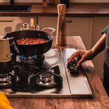 Bolero Squad GN 3200S Inox Placa de gas preparada para instalación a GAS NATURAL DE 3 FUEGOS, acabado en acero inoxidable, parrillas individuales de hierro fundido, potencia de 6,25kW, quemador WOK triple corona, encendido eléctrico, sistema de seguridad de las válvulas, para gas natural y accesorio para la conversión de gas incluído.