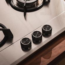 Bolero Squad GN 3200S Inox Placa de gas preparada para instalación a GAS NATURAL DE 3 FUEGOS, acabado en acero inoxidable, parrillas individuales de hierro fundido, potencia de 6,25kW, quemador WOK triple corona, encendido eléctrico, sistema de seguridad de las válvulas, para gas natural y accesorio para la conversión de gas incluído.