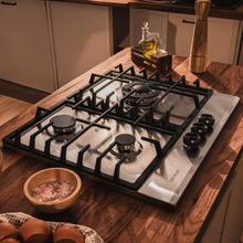 Bolero Squad GN 3200F Inox Placa de gas preparada para instalación a GAS NATURAL DE 3 FUEGOS, acabado en acero inoxidable, parrillas completas de hierro fundido, potencia de 6,25kW, quemador WOK triple corona, encendido eléctrico, sistema de seguridad de las válvulas, para gas natural y accesorio para la conversión de gas incluído.