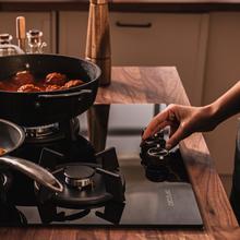 Bolero Squad GN 3200S Glass Black Placa de gas preparada para instalación a GAS NATURAL DE 3 FUEGOS, acabado en cristal negro, parrillas individuales de hierro fundido, potencia de 6,25kW, quemador WOK triple corona, encendido eléctrico, sistema de seguridad de las válvulas, para gas natural y accesorio para la conversión de gas incluído.