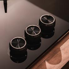 Bolero Squad GN 3200S Glass Black Placa de gas preparada para instalación a GAS NATURAL DE 3 FUEGOS, acabado en cristal negro, parrillas individuales de hierro fundido, potencia de 6,25kW, quemador WOK triple corona, encendido eléctrico, sistema de seguridad de las válvulas, para gas natural y accesorio para la conversión de gas incluído.