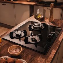 Bolero Squad GN 3200S Glass Black Placa de gas preparada para instalación a GAS NATURAL DE 3 FUEGOS, acabado en cristal negro, parrillas individuales de hierro fundido, potencia de 6,25kW, quemador WOK triple corona, encendido eléctrico, sistema de seguridad de las válvulas, para gas natural y accesorio para la conversión de gas incluído.