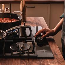 Bolero Squad GN 3200F Glass Black Placa de gas preparada para instalación a GAS NATURAL DE 3 FUEGOS, acabado en cristal negro, parrillas completas de hierro fundido, potencia de 6,25kW, quemador WOK triple corona, encendido eléctrico, sistema de seguridad de las válvulas, para gas natural y accesorio para la conversión de gas incluído.