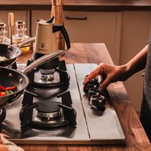 Bolero Squad GN 4200S Inox Placa de gas preparada para instalación a GAS NATURAL DE 4 FUEGOS, acabado en acero inoxidable, parrillas individuales de hierro fundido, potencia de 8kW, quemador WOK triple corona, encendido eléctrico, sistema de seguridad de las válvulas, para gas natural y accesorio para la conversión de gas incluído.