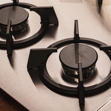 Bolero Squad GN 4200S Inox Placa de gas preparada para instalación a GAS NATURAL DE 4 FUEGOS, acabado en acero inoxidable, parrillas individuales de hierro fundido, potencia de 8kW, quemador WOK triple corona, encendido eléctrico, sistema de seguridad de las válvulas, para gas natural y accesorio para la conversión de gas incluído.