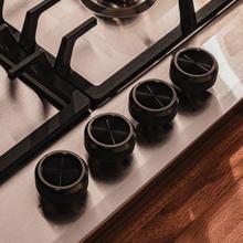 Bolero Squad GN 4200F Inox Placa de gas preparada para instalación a GAS NATURAL DE 4 FUEGOS, acabado en acero inoxidable, parrillas completas de hierro fundido, potencia de 8kW, quemador WOK triple corona, encendido eléctrico, sistema de seguridad de las válvulas, para gas natural y accesorio para la conversión de gas incluído.