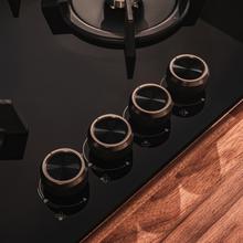 Bolero Squad GN 4200S Glass Black Placa de gas preparada para instalación a GAS NATURAL DE 4 FUEGOS, acabado en cristal negro, parrillas individuales de hierro fundido, potencia de 8kW, quemador WOK triple corona, encendido eléctrico, sistema de seguridad de las válvulas, para gas natural y accesorio para la conversión de gas incluído.