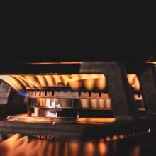 Bolero Squad GN 4200F Glass Black Placa de gas preparada para instalación a GAS NATURAL DE 4 FUEGOS, acabado en cristal negro, parrillas completas de hierro fundido, potencia de 8kW, quemador WOK triple corona, encendido eléctrico, sistema de seguridad de las válvulas, para gas natural y accesorio para la conversión de gas incluído.