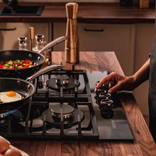 Bolero Squad GN 4200F Glass Black Placa de gas preparada para instalación a GAS NATURAL DE 4 FUEGOS, acabado en cristal negro, parrillas completas de hierro fundido, potencia de 8kW, quemador WOK triple corona, encendido eléctrico, sistema de seguridad de las válvulas, para gas natural y accesorio para la conversión de gas incluído.