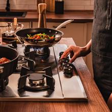 Bolero Squad GN 5200S Inox Placa de gas, 5 fuegos, preparada para instalación a GAS NATURAL acabado en acero inoxidable, parrillas individuales de hierro fundido, potencia de 11kW, quemador WOK triple corona, encendido eléctrico, sistema de seguridad de las válvulas, para gas natural y accesorio para la conversión de gas incluído.