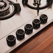 Bolero Squad GN 5200S Inox Placa de gas, 5 fuegos, preparada para instalación a GAS NATURAL acabado en acero inoxidable, parrillas individuales de hierro fundido, potencia de 11kW, quemador WOK triple corona, encendido eléctrico, sistema de seguridad de las válvulas, para gas natural y accesorio para la conversión de gas incluído.