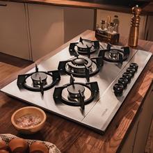 Bolero Squad GN 5200S Inox Placa de gas, 5 fuegos, preparada para instalación a GAS NATURAL acabado en acero inoxidable, parrillas individuales de hierro fundido, potencia de 11kW, quemador WOK triple corona, encendido eléctrico, sistema de seguridad de las válvulas, para gas natural y accesorio para la conversión de gas incluído.