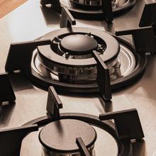 Bolero Squad GN 5200S Inox Placa de gas, 5 fuegos, preparada para instalación a GAS NATURAL acabado en acero inoxidable, parrillas individuales de hierro fundido, potencia de 11kW, quemador WOK triple corona, encendido eléctrico, sistema de seguridad de las válvulas, para gas natural y accesorio para la conversión de gas incluído.