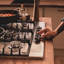 Bolero Squad GN 5200F Inox Placa de gas, 5 fuegos, preparada para instalación a GAS NATURAL acabado en acero inoxidable, parrillas completas de hierro fundido, potencia de 11kW, quemador WOK triple corona, encendido eléctrico, sistema de seguridad de las válvulas, para gas natural y accesorio para la conversión de gas incluído.