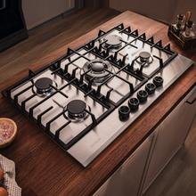 Bolero Squad GN 5200F Inox Placa de gas, 5 fuegos, preparada para instalación a GAS NATURAL acabado en acero inoxidable, parrillas completas de hierro fundido, potencia de 11kW, quemador WOK triple corona, encendido eléctrico, sistema de seguridad de las válvulas, para gas natural y accesorio para la conversión de gas incluído.