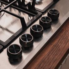 Bolero Squad GN 5200F Inox Placa de gas, 5 fuegos, preparada para instalación a GAS NATURAL acabado en acero inoxidable, parrillas completas de hierro fundido, potencia de 11kW, quemador WOK triple corona, encendido eléctrico, sistema de seguridad de las válvulas, para gas natural y accesorio para la conversión de gas incluído.