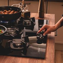 Bolero Squad GN 5200S Glass Black Placa de gas, 5 fuegos, preparada para instalación a GAS NATURAL acabado en cristal negro, parrillas individuales de hierro fundido, potencia de 11kW, quemador WOK triple corona, encendido eléctrico, sistema de seguridad de las válvulas, para gas natural y accesorio para la conversión de gas incluído.