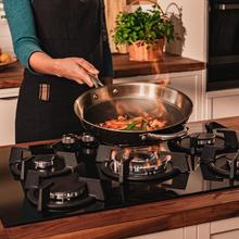 Bolero Squad GN 5200S Glass Black Placa de gas, 5 fuegos, preparada para instalación a GAS NATURAL acabado en cristal negro, parrillas individuales de hierro fundido, potencia de 11kW, quemador WOK triple corona, encendido eléctrico, sistema de seguridad de las válvulas, para gas natural y accesorio para la conversión de gas incluído.