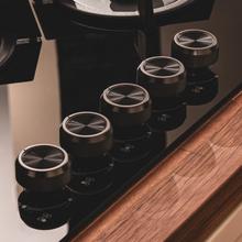 Bolero Squad GN 5200S Glass Black Placa de gas, 5 fuegos, preparada para instalación a GAS NATURAL acabado en cristal negro, parrillas individuales de hierro fundido, potencia de 11kW, quemador WOK triple corona, encendido eléctrico, sistema de seguridad de las válvulas, para gas natural y accesorio para la conversión de gas incluído.