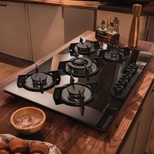 Bolero Squad GN 5200S Glass Black Placa de gas, 5 fuegos, preparada para instalación a GAS NATURAL acabado en cristal negro, parrillas individuales de hierro fundido, potencia de 11kW, quemador WOK triple corona, encendido eléctrico, sistema de seguridad de las válvulas, para gas natural y accesorio para la conversión de gas incluído.