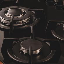 Bolero Squad GN 5200S Glass Black Placa de gas, 5 fuegos, preparada para instalación a GAS NATURAL acabado en cristal negro, parrillas individuales de hierro fundido, potencia de 11kW, quemador WOK triple corona, encendido eléctrico, sistema de seguridad de las válvulas, para gas natural y accesorio para la conversión de gas incluído.