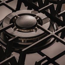 Bolero Squad GN 5200F Glass Black Placa de gas, 5 fuegos, preparada para instalación a GAS NATURAL acabado en cristal negro, parrillas completas de hierro fundido, potencia de 11kW, quemador WOK triple corona, encendido eléctrico, sistema de seguridad de las válvulas, para gas natural y accesorio para la conversión de gas incluído.