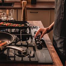 Bolero Squad GN 5200F Glass Black Placa de gas, 5 fuegos, preparada para instalación a GAS NATURAL acabado en cristal negro, parrillas completas de hierro fundido, potencia de 11kW, quemador WOK triple corona, encendido eléctrico, sistema de seguridad de las válvulas, para gas natural y accesorio para la conversión de gas incluído.