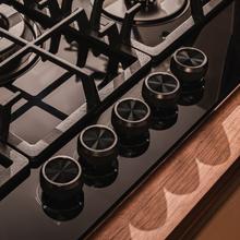 Bolero Squad GN 5200F Glass Black Placa de gas, 5 fuegos, preparada para instalación a GAS NATURAL acabado en cristal negro, parrillas completas de hierro fundido, potencia de 11kW, quemador WOK triple corona, encendido eléctrico, sistema de seguridad de las válvulas, para gas natural y accesorio para la conversión de gas incluído.