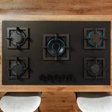 Bolero Squad GN 5800S Eternal Nano Glass Placa de gas, 5 fuegos, preparada para instalación a GAS NATURAL acabado en cristal negro mate, parrillas individuales de hierro fundido, potencia de 13,1kW, quemador eternal con soporte WOK, encendido eléctrico, sistema de seguridad de las válvulas, para gas natural y accesorios para la conversión de gas incluído.