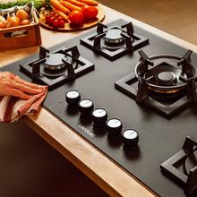 Bolero Squad GN 5800S Eternal Nano Glass Placa de gas, 5 fuegos, preparada para instalación a GAS NATURAL acabado en cristal negro mate, parrillas individuales de hierro fundido, potencia de 13,1kW, quemador eternal con soporte WOK, encendido eléctrico, sistema de seguridad de las válvulas, para gas natural y accesorios para la conversión de gas incluído.